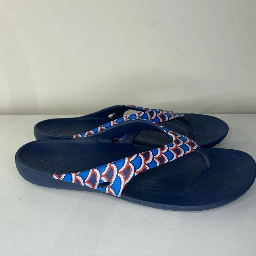 Women’s Crocs Kadee Blue Red Patterned Flip Flops Thongs Sanals Summer Comfort 9